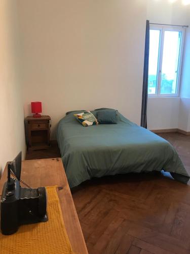 une chambre avec un lit et un parquet dans l'établissement La vie de château, à Meslay-du-Maine