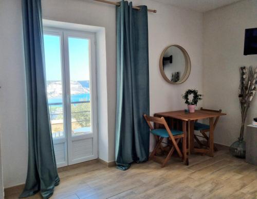 jadalnia ze stołem i oknem w obiekcie chez dume w mieście Bonifacio
