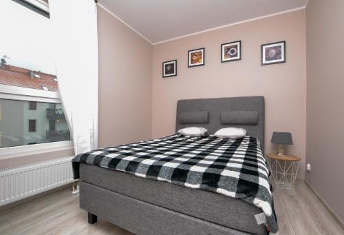 Un pat sau paturi într-o cameră la Apartament DIAMENTOWY z garażem -Centrum Gliwic