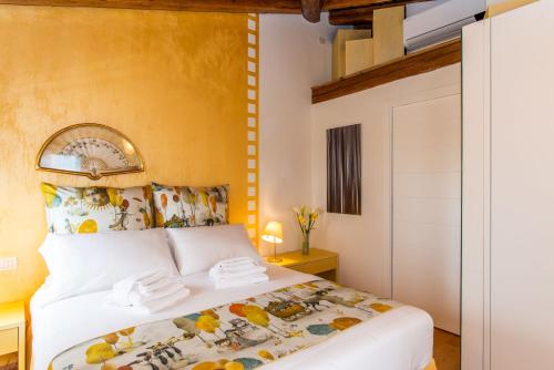 a bedroom with a white bed in a room at TIFFANY GOLD in Burano