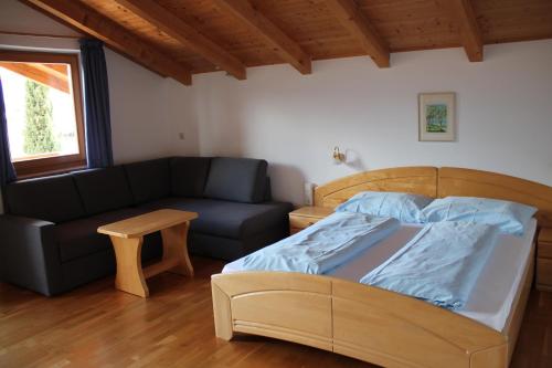 - une chambre avec un lit et un canapé dans l'établissement Blummerhof, à Lagundo