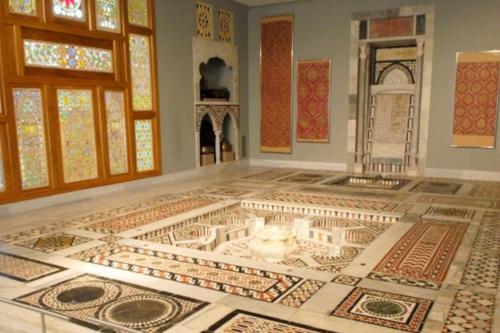Habitación con mosaicos en el suelo de un edificio en Acropolis Tony's Penthouse, en Atenas