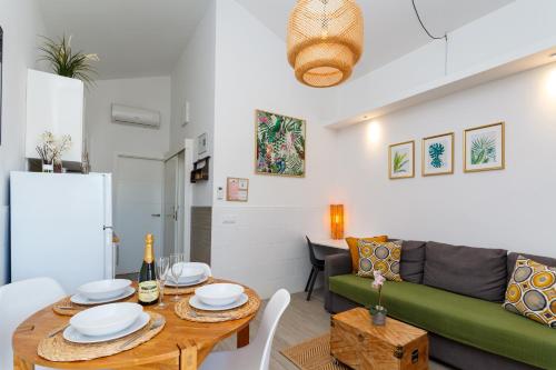 Modern Oasis with Sun & Style 3 Pools AC WiFi