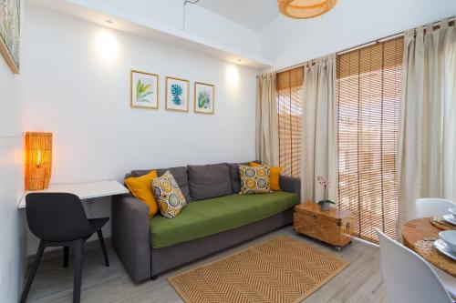 Modern Oasis with Sun & Style 3 Pools AC WiFi