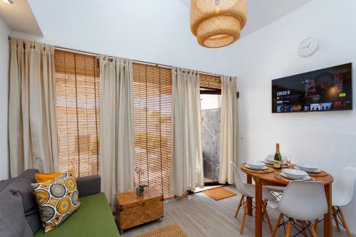 Modern Oasis with Sun & Style 3 Pools AC WiFi