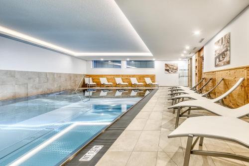 Bazén v ubytování Arlberg Chalets nebo v jeho okolí