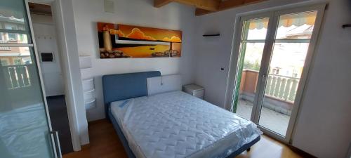 - une chambre avec un lit et une peinture murale dans l'établissement Sistiana 12/Z-11 Borgo delle Ginestre, à Visogliano