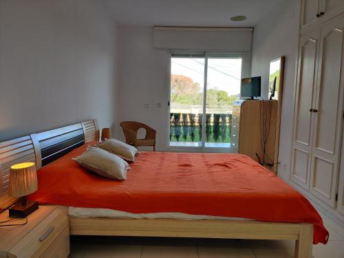 Camí del Mar S´Agaró Apartment tesisinde bir odada yatak veya yataklar