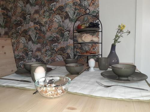 una mesa con cuencos y velas sobre una mesa en Bed and Breakfast het Groentje, en Staphorst