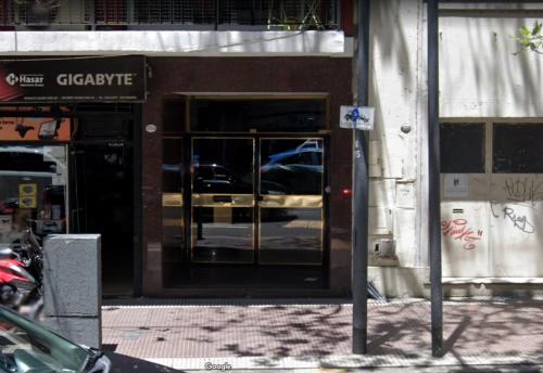 una entrada a un edificio con una puerta giratoria en Amplio departamento en Barrio Norte en Buenos Aires