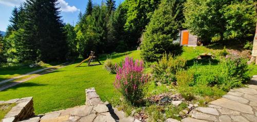 a garden with colorful flowers in a yard at Horská bouda U Kokrháče in Dolní Malá Úpa