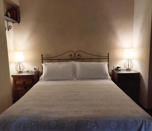 una camera da letto con un grande letto con due comodini di Locanda del Sale a Genova