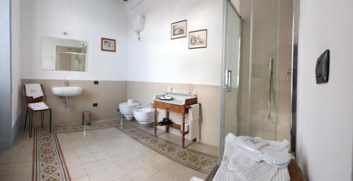 a bathroom with a sink and a toilet and a shower at 44 - Mu Ni in Amelia