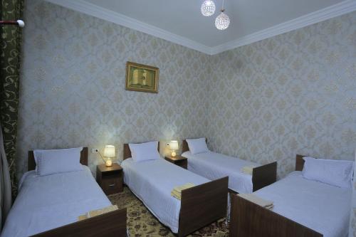 Ένα ή περισσότερα κρεβάτια σε δωμάτιο στο Royal lux Guest House