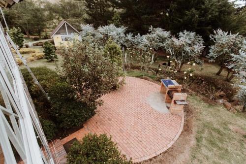 an overhead view of a brick walkway with a bench at Chalet Andino Sesquile in Suesca