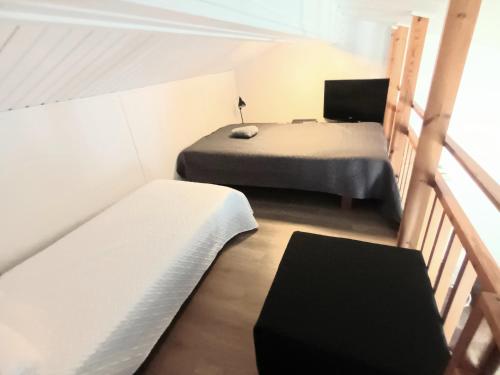 Cette petite chambre comprend deux lits et un balcon. dans l'établissement Koivukuja Apartment, à Vuokatti