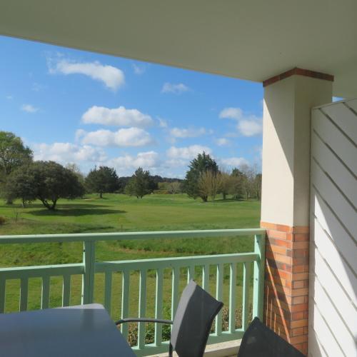 a balcony with a view of a golf course at Studio Pornic Golf avec piscine, 7 nuits mini, 2 personnes in Pornic