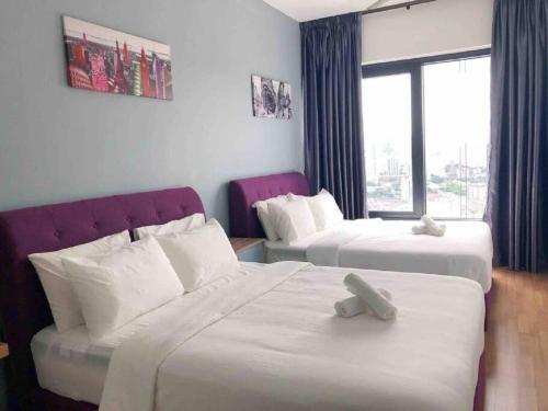 Tropicana 218 Macalister Water Purifier High Floor في جورج تاون: غرفة فندق بها سريران ونافذة