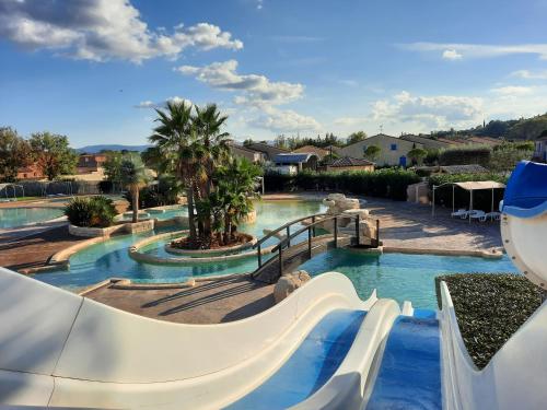 un toboggan aquatique dans une piscine dans l'établissement Villa Prestige côté calme du domaine de vacances - 8 pers 4 ch 2 sdb 120m2, à Vidauban