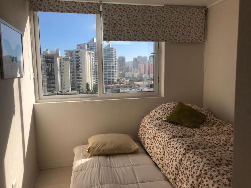 a small bedroom with a bed and a window at MARAVILLOSO Y NUEVO DEPTO 1 a 6 PERSONAS in Viña del Mar