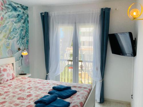 Giường trong phòng chung tại Blue House Mallorca