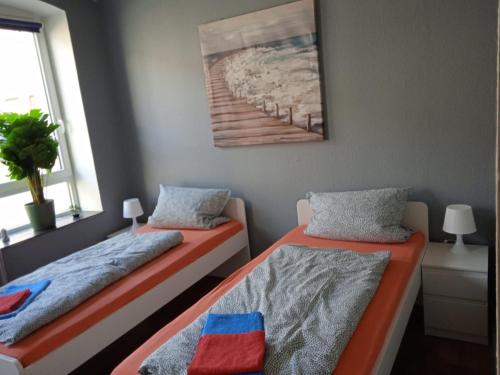 two beds sitting next to each other in a bedroom at Stadtnah an der Förde 7 EG R in Flensburg