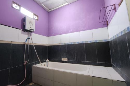 Salle de bains dans l'établissement SPOT ON 91105 Hotel Salsabila