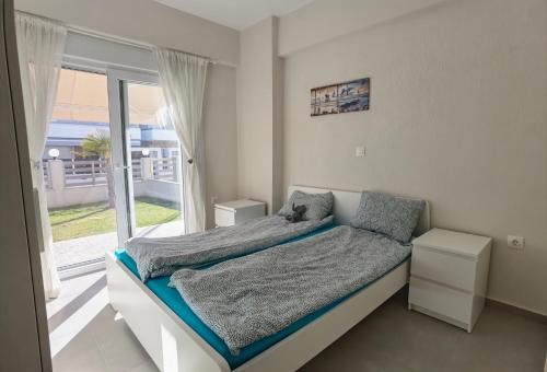 Postel nebo postele na pokoji v ubytování Lagonisi Apartment