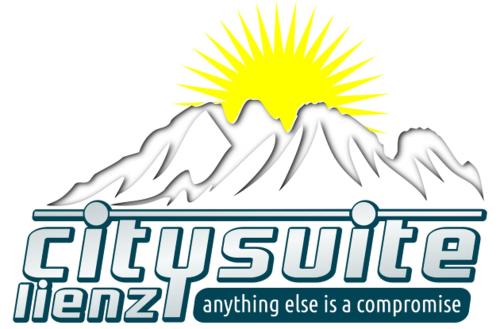 利恩茨的住宿－CitySuite Lienz，山脉的标志与太阳
