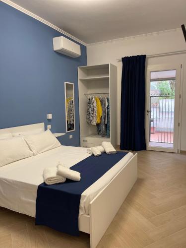 - une chambre avec un grand lit et des serviettes dans l'établissement Casa Onofrio Tropea, à Tropea