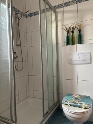 a bathroom with a shower and a toilet at Ferienwohnung Familie Görtler in Graal-Müritz