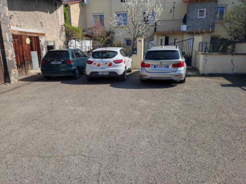 kaon nil في غيرزا: مجموعة من ثلاث سيارات تقف في موقف للسيارات