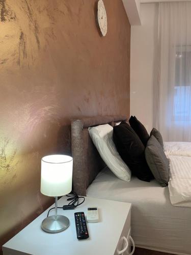 een persoon die op een bed in een kamer ligt bij Apartman studio Lusi in Subotica