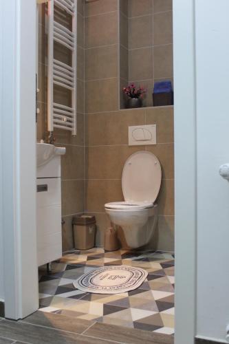 Kylpyhuone majoituspaikassa Apartman Cer