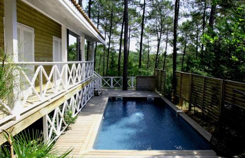 - une petite piscine sur la terrasse couverte d'une maison dans l'établissement La Villa Coloniale, à Lacanau-Océan
