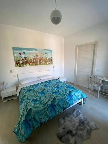 um quarto com uma cama com um quadro na parede em Bed and Breakfast Il Limone em San Pasquale
