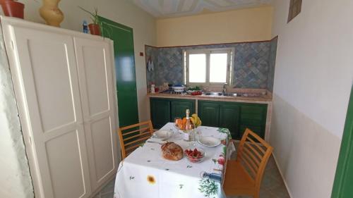 Makanan di atau berdekatan apartmen