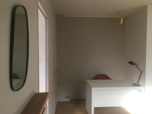 um quarto com uma secretária branca e um espelho em Appartement cosy et lumineux em Nantes