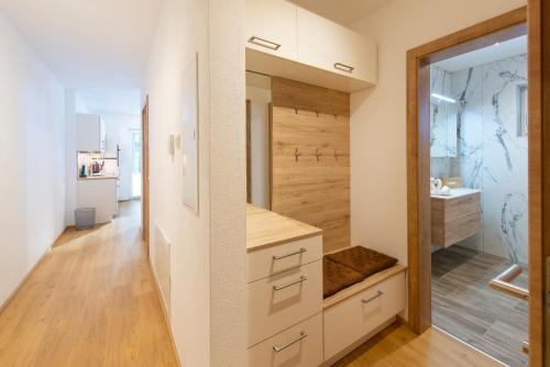 een badkamer met een wastafel en een spiegel bij Feichtingerbauer in Fuschl am See