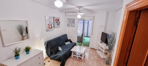 Televízia a/alebo spoločenská miestnosť v ubytovaní Cozy apartment 200m from the beach