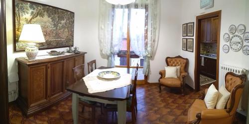Casa di nonna Cate في مونتيبولسيانو: غرفة معيشة مع طاولة طعام وكراسي