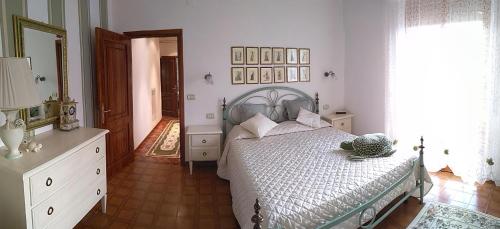 a bedroom with a large bed and a mirror at Casa di nonna Cate in Montepulciano