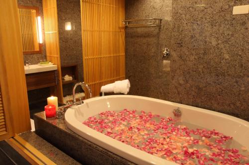 Koupelna v ubytování Spring Spa Hotel