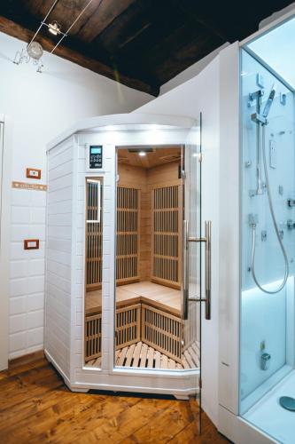 a shower in a bathroom with a shower stall at Casa - Il Gioiello - con Jacuzzi e Sauna in Amandola