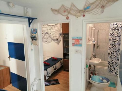 ein kleines Badezimmer mit einem Bett und einem Waschbecken in der Unterkunft ANCHOR BAŠKA in Baška