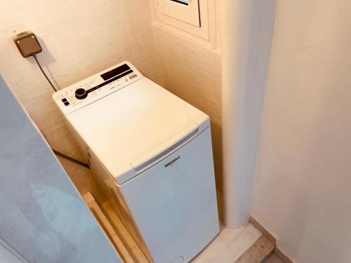 - un petit réfrigérateur blanc dans un coin de chambre dans l'établissement Nice Renting - PAGANINI - Spacious Apartment - 2 BedRooms - King Bed - Bathtub - Heart of Nice, à Nice