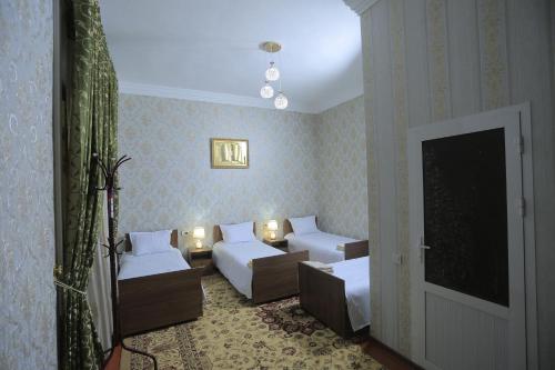 Ліжко або ліжка в номері Royal lux Guest House