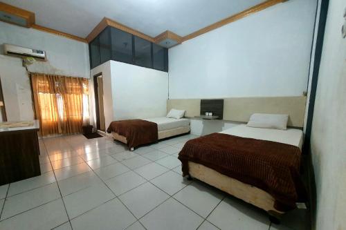 Säng eller sängar i ett rum på OYO 91097 Hotel Atika