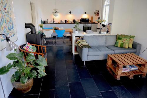 ein Wohnzimmer mit einem Sofa und einem Tisch in der Unterkunft Michael's in Kopenhagen