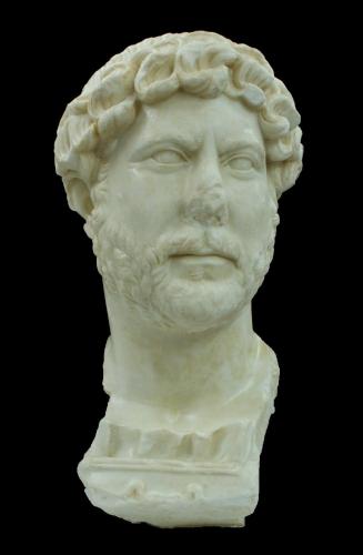 a white marble bust of a man with eyes closed at Las 9 Candelas alojamiento en el centro de Yecla in Yecla